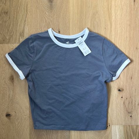 Hollister Tops Aesthetic, Cute Clothes From Hollister, Simple Shirts For Women, Hollister Tops Summer, Cute Modest Tops, Hollister Outfit, Cute Baby Tees, Hollister Outfits