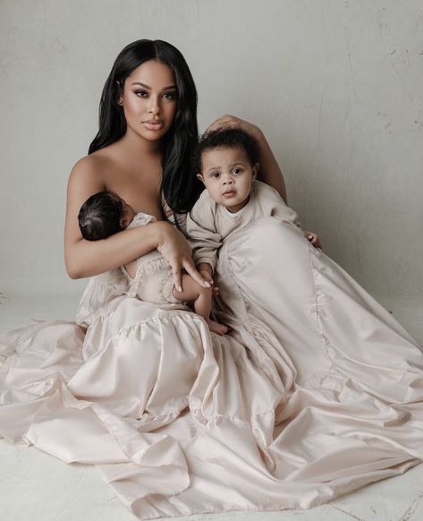 Taina on Twitter: "1 Month 👑 https://t.co/wKeej0lEez" / Twitter Mother Daughter Maternity, Mommy Daughter Photography, Mommy Photos, Mommy Daughter Photos, Mother Dearest, Maternity Photography Poses Pregnancy Pics, Mother Daughter Fashion, Couple Pregnancy Photoshoot, Family Photoshoot Outfits