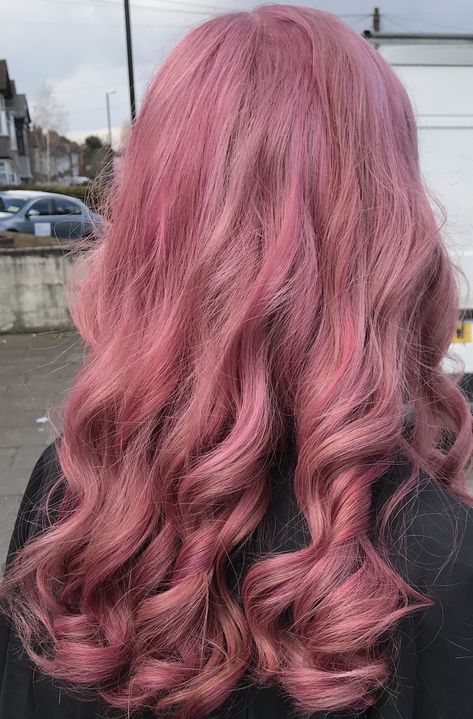 Pink Wavy Hair, Salmon Hair, Bubblegum Pink Hair, Light Pink Hair, Pink Blonde Hair, Pink Hair Dye, Hair Color Streaks, Hot Hair Colors, Hippie Hair