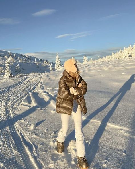 Mountain Girl Aesthetic, Euro Winter, Ski Outfit For Women, Snow Fits, Chalet Girl, Ski Trip Outfit, Apres Ski Outfits, Mountain Outfit, Ski Outfit