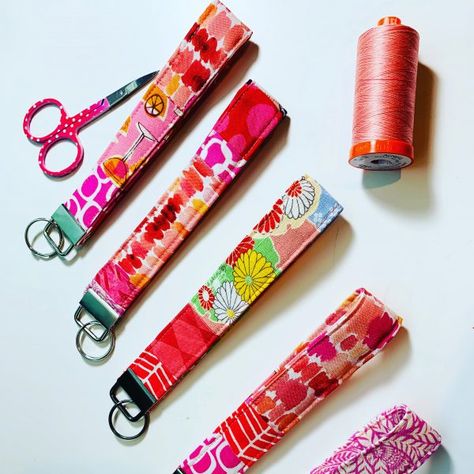 These easy key fobs are made using left over scraps.  I used my BERNINA 560 to make them.  You can make several with key fob hardware and scraps of fabric.  They make great gifts.  If you go to www.quirkyb.com I have a free tutorial video available. Materials: 1″ Key Fob hardware Scraps of fabric at More … Fabric Stash Buster, Scraps Of Fabric, Duct Tape Crafts, Key Fobs Wristlet, Machine Applique, Left Over, Free Embroidery Designs, Tutorial Video, Sewing Gifts