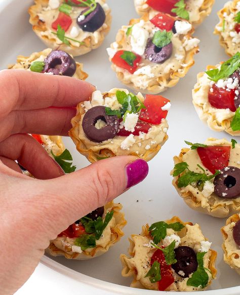 Quick and Easy Healthy Greek Hummus Phyllo Bites are layered with hummus, cherry tomatoes, olives, feta, and parsley in mini phyllo cups. Phyllo Cup Appetizers, Greek Hummus, Phyllo Bites, Mini Bread Bowls, Hummus Appetizers, Bread Bowl Recipe, Phyllo Cups, Garlic Hummus, Quick And Easy Appetizers