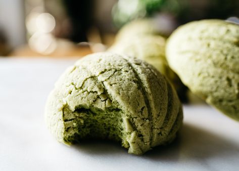 Matcha Melon Pan (Japanese Sweet Bread Buns) — Fix Feast Flair Melon Pan Recipe, Melon Pan, Bread Buns, Parade Ideas, Coffee Bread, Cookie Toppings, Baking Basics, Japanese Recipes, Mini Loaf