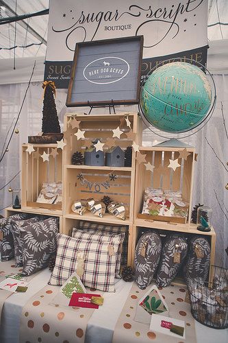 Stacking Crates Display Ideas, Christmas Bazaar Booth Display, Christmas Bazaar Table Display, Indoor Craft Market Stall Ideas, Christmas Market Ideas Display, Holiday Market Display, Toy Market Stall Display Ideas, Market Fair Booth, Christmas Market Stand Ideas