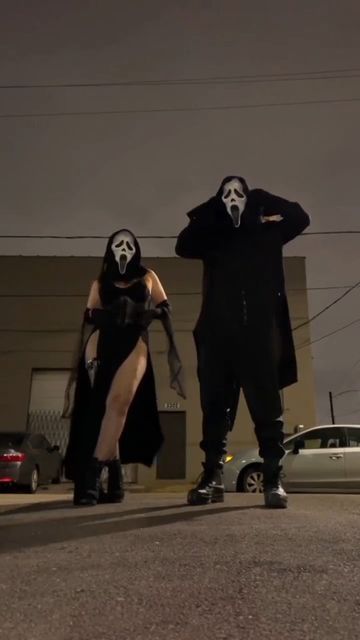 ᴛʜᴇ ʜᴏʀʀᴏʀ ɢᴀʟʟᴇʀʏ on Instagram Couple Halloween Costumes Ghostface, Ghostface Halloween Costume Couple, Horror Costume Couples, Gost Face Costume, Halloween Rave Outfits Costume Ideas, Ghost Face Costume Couple, Scream Halloween Costume Couple, Scream Couples Costume, Horror Couple Costumes