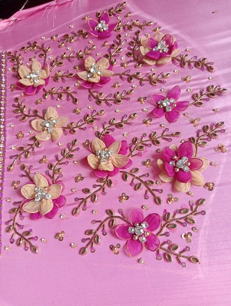 Brooch Blouse Design, Broch Designs, Brooches Blouse Design, Brooch Work, Latest Fashion Blouse Designs, Latest Blouse Designs Pattern, Aari Blouse, Birds Embroidery Designs, Traditional Blouse Designs