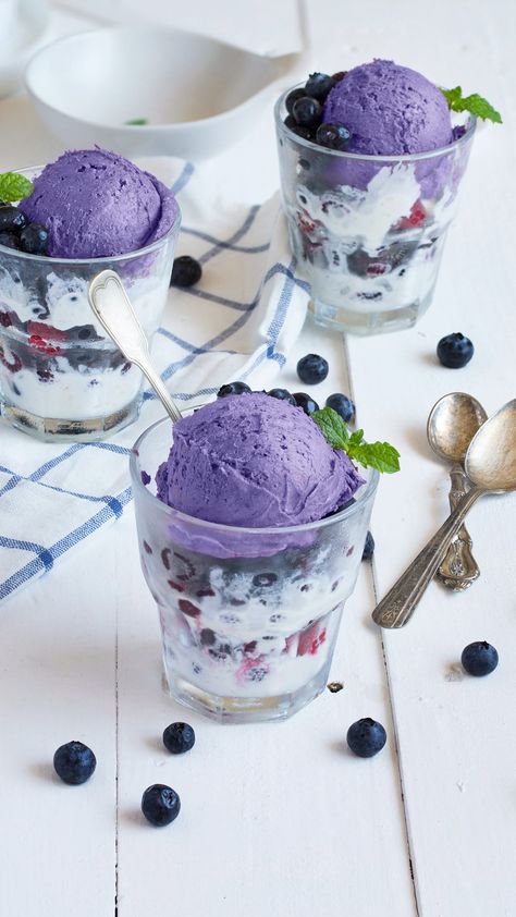 Ice Cream World, Blueberry Yogurt, Animated Photos, Yogurt Ice Cream, Bride Floral, Food Drink Photography, Frozen Desserts, Feta Cheese, Delicious Food