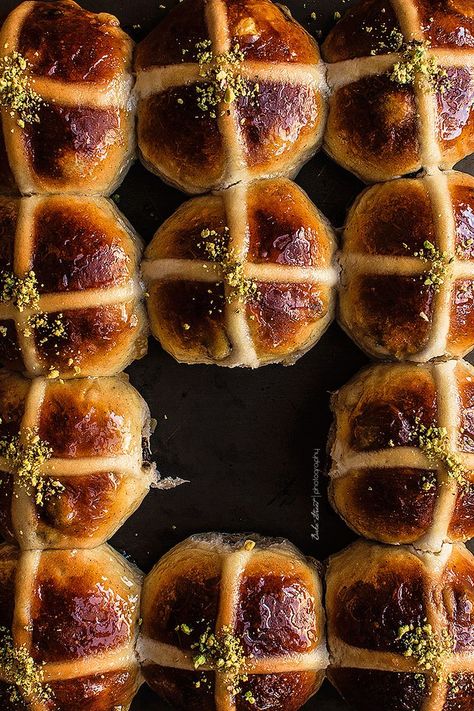 Hot Cross Buns {Easter buns} Hot Cross Buns Recipe Easy, Easter Buns, Easter Buffet, Easter Bun, Sticky Buns Recipes, Hot Cross Buns Recipe, Homemade Buns, Cardamom Buns, Beautiful Breakfast