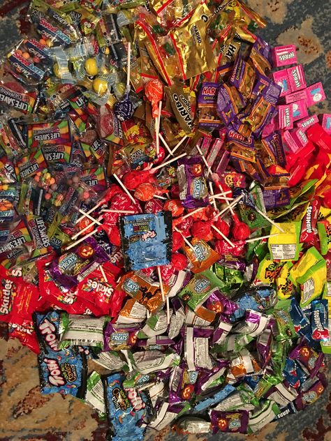 Big Bag Of Candy, Halloween Candy Aesthetic, Trick Or Treating Aesthetic, Candy Bags Halloween, Whimsigoth Halloween, 2000s Halloween, Halloween Nostalgia, Halloween Candies, Halloween Sleepover