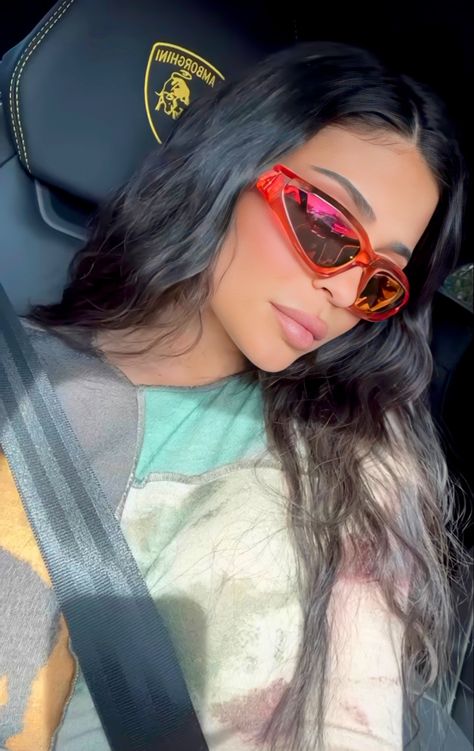 2022 Makeup With Black Hair, Kylie Jenner Sunglasses, Kylie Jenner Latest, Mommy Daughter Pictures, Kylie Jenner Photoshoot, Kylie Jenner Selfies, Kyle Jenner, Kylie Jenner Lipstick, Kylie Jenner Makeup