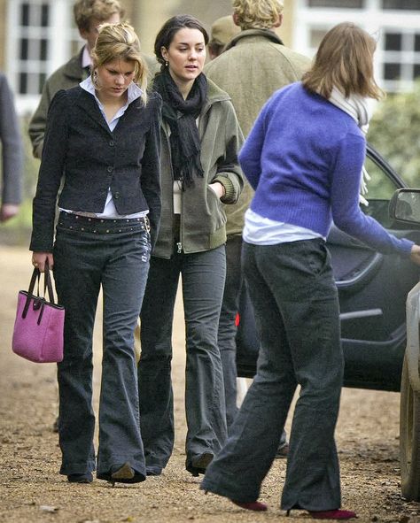 Kate Middleton And Prince William 2000s, Kate Middleton 2000s Style, Kate Middleton College, Kate Middleton Young, English Outfit, Student Picture, Kate Middleton Pictures, Middleton Family, College Days