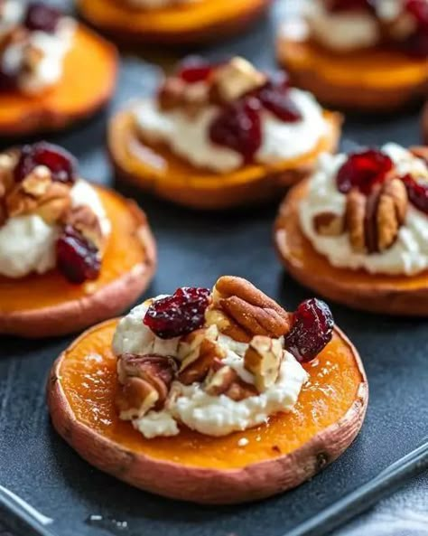 Roasted Sweet Potato Rounds with Whipped Goat Cheese, Cranberries, and Pecans - Miarecipes Sweet Potato Rounds, Lobster Cream Sauce, Potato Rounds, Whipped Goat Cheese, Baked Sweet Potatoes, Crispy Sweet Potato, Ina Garten Recipes, Roasted Sweet Potato, Cranberry Cheese