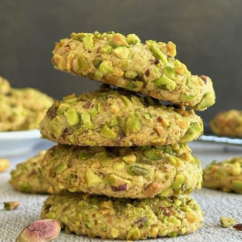 Pistachio cookies - Cuisinovia Pistachio Butter Cookies, Pistachio Oatmeal Cookies, Pistachio Cookies Recipe, Trending Cookies, Cypriot Food, Pistachio Recipes, Pistachio Butter, Pistachio Cookies, The Best Ice Cream