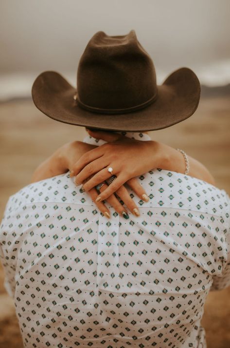 Antler Engagement Photos, Engagement Photo Cowboy Hat, Engagement Photos Rustic Ideas, Engagement Outfits Country, Engagement Photos Cowgirl Boots, Highland Cow Engagement Photos, Engagement Photos With Family, Western Wedding Engagement Photos, Western Engagement Announcement