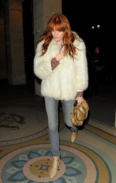 Florence Welch leaves Le Maurice Hotel in Paris, France | 21 January 2014 Celebrity Street Fashion, Florence Welch Style, Fashion Red Carpet, White Fur Coat, Feminine Casual, Women Of Rock, Florence Welch, Florence The Machines, Romantic Goth