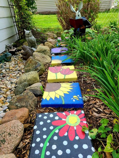 Painted Stepping Stones, Painted Bricks, Painted Pavers, Brick Crafts, Garden Decor Crafts, Rock Garden Design, Sun Porch, Outdoor Crafts, Garden Aesthetic