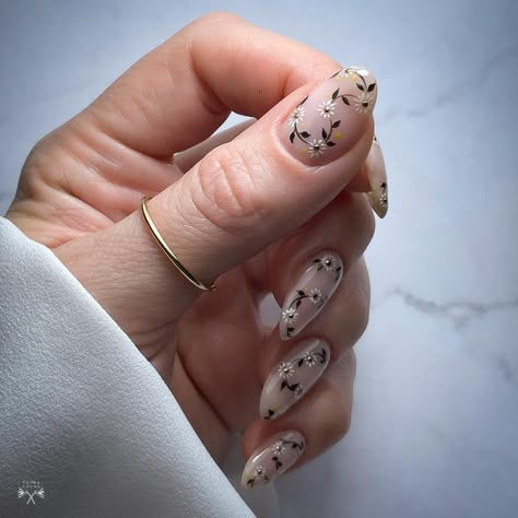 Daisy Chain Nails, Monsoon Nails, Short Nail Manicure, Daisy Chains, Crazy Nail Art, Minimalist Nail Art, Nails Now, Simple Gel Nails, Casual Nails