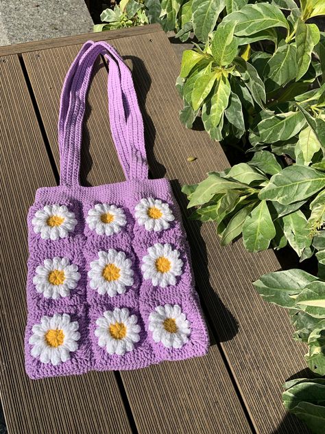 Tote crochet flowers bag Crochet Flower Tote Bag, Crochet Bag Charm, Tote Crochet, Purple Tote Bag, Crochet Design Pattern, Your Crochet, Knitted Flowers, Crochet Tote Bag, Flower Bag