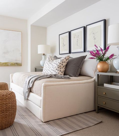 Marie Flanigan Interiors on Instagram: ““The role of a designer is that of a very good, thoughtful host anticipating the needs of his guests.” – Charles Eames // #MFIMoments…” Day Bed Guest Room, Day Bed Office Combo, Queen Size Day Bed, Office Bedroom Combo, Invisible House, Daybed Ideas, Bedroom Office Combo, Marie Flanigan Interiors, Guest Bedroom Home Office