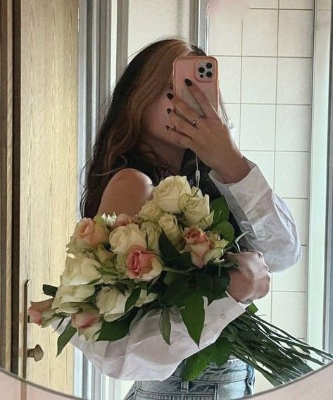 Mirror Selfie With Bouquet, Poses While Holding Flowers, Pose With Flowers Instagram, Flower Bouquet Mirror Selfie, Flowers Mirror Selfie, Boquetes Of Flowers Aesthetic Photo, Aesthetic Pics With Flowers, Pictures With Bouquet Of Flowers Instagram, Birthday Pic With Flowers