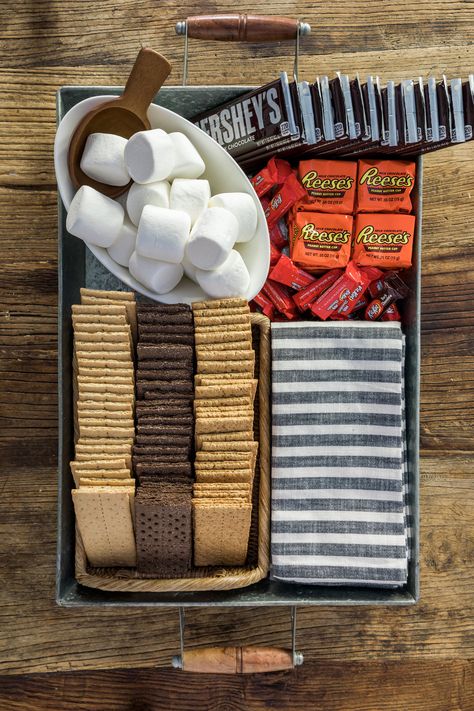 Last weekend we hosted some of our closest friends and their little ones from out of town.  When planning out our evening and trying to figure out something that was both and adult and kid friendly I had the idea of creating a DIY s’mores station. I mean I already had a ton of candy for Halloween,… Halloween Food For Adults, S'mores Tray, Candy Charcuterie, Smores Party, Halloween Charcuterie Board, Charcuterie Board Ideas, Bonfire Party, Halloween Appetizers, S'mores Bar