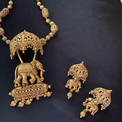 Elephant pendant necklace