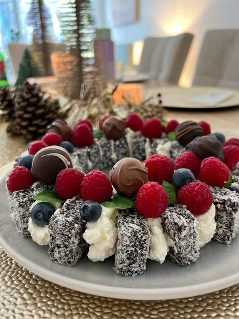 Christmas Lamington Wreath, Australia Christmas Food, Christmas Dessert Australia, Lamington Christmas Wreath, Christmas Food Australia, Aussie Christmas Food, Lamington Wreath, Christmas Canapés, Australian Christmas Food