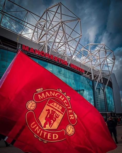 Manchester United Flag, British Football, Eagle Images, Manchester United Wallpaper, Manchester United Players, Manchester United Fans, Soccer Stadium, Cristiano Ronaldo Wallpapers, Ronaldo Wallpapers