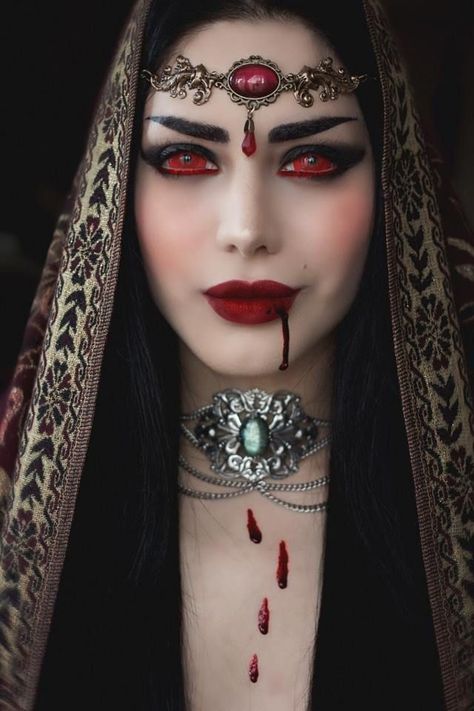 Pretty Vampire, Vampire Costumes, Victorian Vampire, Vampire Pictures, Horror Make-up, Vampire Makeup, Female Vampire, Vampire Queen, Halloween Tattoo