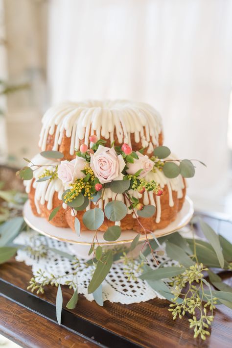 Wedding bundt cake decorated with roses Floral Decorated Bundt Cake, Boho Bundt Cake, Two Tier Bundt Cake, Bunt Cake Decorating, Bundt Cake Wedding Display, Wedding Bundt Cake, Nothing Bundt Cakes Wedding, Instead Of Wedding Cake, Bundt Cake Decorations