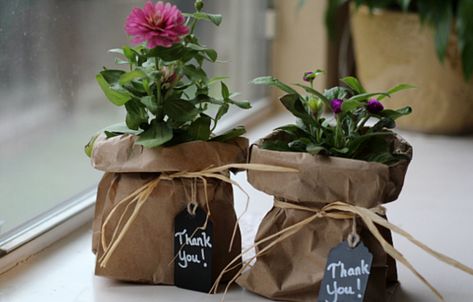 Paper Bag Wrapping, Wrapped Flowers, Simple Wrapping, Paper Bag Flowers, Girlfriend Ideas, Mothers Day Plants, Flower Workshop, Plants Pots, Gift Wrapping Inspiration