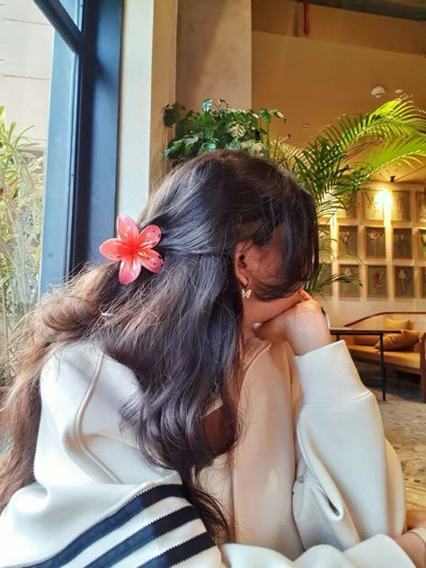 Rose Claw Clip, Flower Hair Clips Aesthetic, Flower Claw Clip Hairstyles, Flower Clip Hairstyles, Clips Hairstyles, Flower Hair Clips Wedding, Tropical Hair, Thinning Thick Hair, Hair Clip Hairstyles