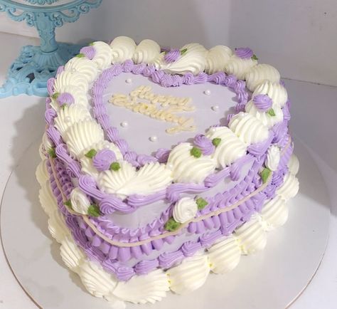 Vintage Heart Cake Lavender, Lavender Cake Aesthetic, Lavender Vintage Cake, Lavender Heart Cake, Green And Purple Cake, Lavender Party Theme, Lavender Cake Design, Purple Vintage Cake, Lavender Birthday Cake