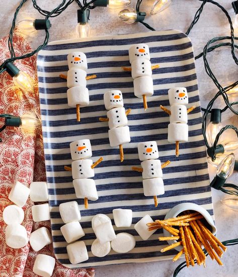 Marshmallow Snowmen. - DomestikatedLife Marshmellow Snowman, Olaf Marshmallow, Marshmallow Snowmen, Kids Christmas Treats, Olaf Party, Snowman Treats, Snowman Party, White Marshmallows, Marshmallow Snowman