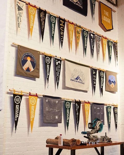 Vintage Camp Theme Bedroom, Pennant Decor Ideas, Pennant Flag Display, Pennant Flags Decor, Pennant Display Ideas, Vintage Pennants Display, Vintage Camp Aesthetic, Vintage Camp Style Decor, Pennant Display