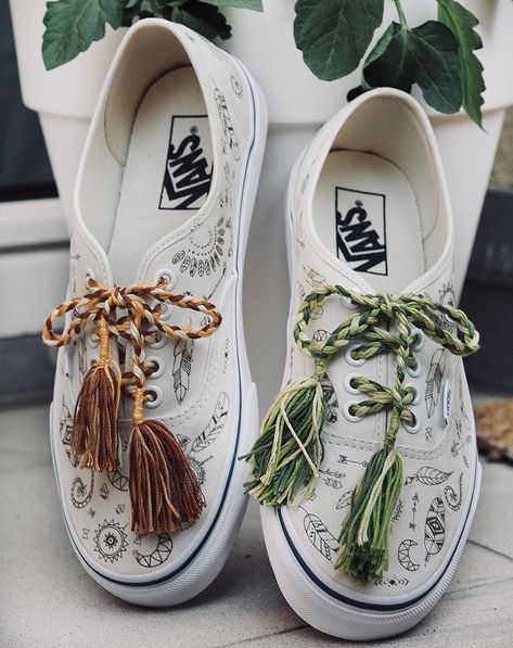 Sneaker Diy, Street Style Jeans, Custom Shoes Diy, Diy Sneakers, Boho Shoes, Sneakers Vans, Bohemian Mode, Estilo Hippie, Embroidery Shoes