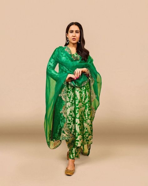 Sara ali khan in a green kurta set by Raw mango for atrangi re promotions 3 Raw Mango Dupatta, Sara Ali Khan Green Suit, Raw Mango Suit, Indian Wedding Dresses For Women, Indian Fits, Kurta And Pants, Indian Closet, Kurti Pattern, Amrita Rao