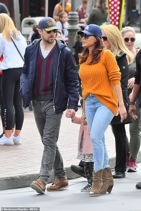 Happy family: The two walked side by side, their youngest child between them ... Couple At Disneyland, Eva Mendes And Ryan, Couple Photoshoot Outfits, Ryan Gosling Style, Eva Mendez, Райан Гослинг, Eva Mendes, Taylor Swift Outfits, Pippa Middleton