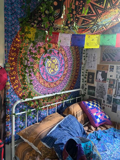 Hippie Bedroom Ideas, Granola Girl Bedroom, Hippie Room Inspo, Psychadelic Room Aesthetic, Hippie Room Decor Diy, Modern Hippie Aesthetic, Hippie Room Aesthetic, Hippy Bedroom, Hippie Bedroom