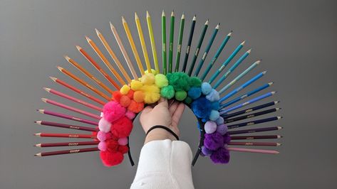 Colored pencils and pom poms combined to make an epic rainbow crown @crayola Rainbow Crown, Hidden Hair Color, Rainbow Crayon, Hair Bows Diy, Easter Hair Bows, Rainbow Headband, Headpiece Diy, Diy Costumes Kids, Diy Kostüm