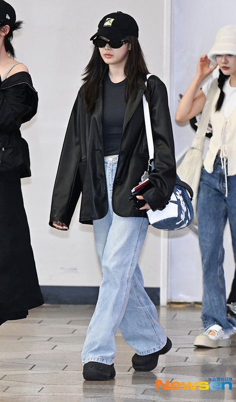 Kpop Outfit Airport, K Pop Idol Fashion, Newjeans Outfits Casual, Kpop Idol Style Outfits, Kpop Idol Outfits Female Casual, Kpop Street Fashion, Blackpink Airport Outfits, Bts Airport Fashion, Airport Style Kpop