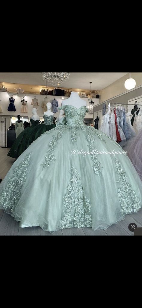 Tiana Themed Wedding, Enchanted Forest Quinceanera Theme, Enchanted Forest Quinceanera, Quince Pictures, Quince Themes, Green Quinceanera Dresses, Quinceanera Themes Dresses, Sweet Sixteen Dresses, Princesa Tiana