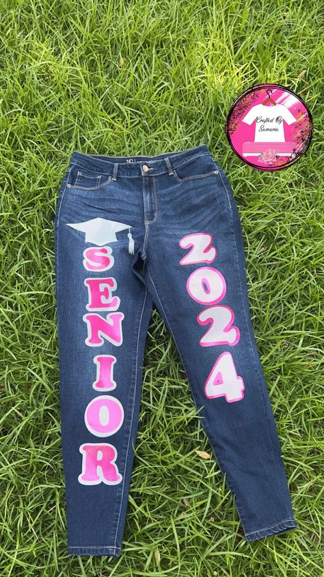 School Spirit Face Paint, Senior Year Art, Senior Painted Jeans, Senior Year Diy, Senior Portrait Outfits, Senior Year Fun, Senior Jeans, Deco Mesh Crafts, Louis Vuitton Iphone Wallpaper