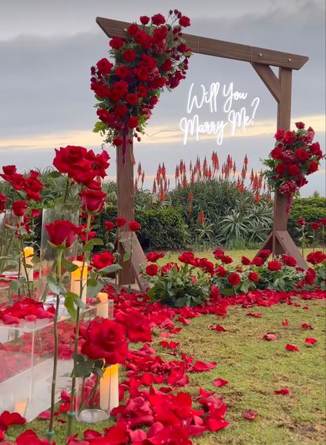 Wedding Proposal Ideas Engagement, Main Table Wedding, Red And White Weddings, Proposal Planning, Red Wedding Theme, Conjoined Twins, Wedding Table Designs, Red Rose Wedding, Dream Wedding Decorations