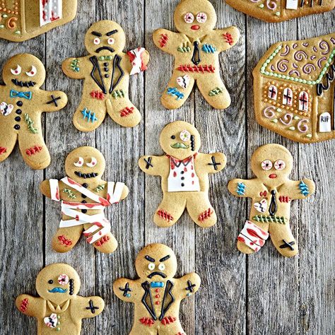 Gingerbread City, Halloween Bakes, Gingerbread Cookies Decorated, Monster Ideas, Scary Houses, Gingerbread People, Afternoon Tea Recipes, Spooky Food, Creepy Halloween Decorations