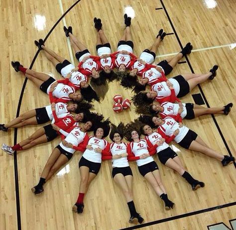 Volleyball picture. I want to do this with my team!! Volleyball Team Pictures Poses, Volleyball Ideas For Team, Volleyball Pictures Ball, Volleyball Team Pictures Group Photos, Volleyball Group Pictures, Volleyball Team Mom, Volleyball Picture, Volleyball Team Photos, Volleyball Pics