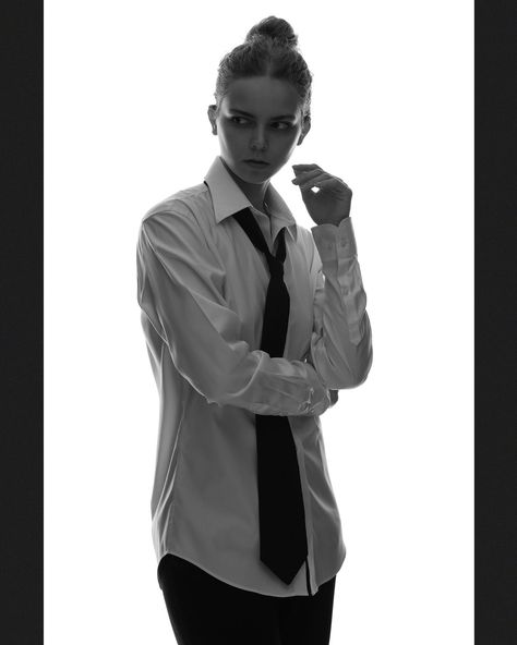 Tie Photoshoot, White Shirt And Tie, Tie Outfit, Woman In White, Shirt And Tie, White Images, Black N White Images, Blouse White, Girls Wear