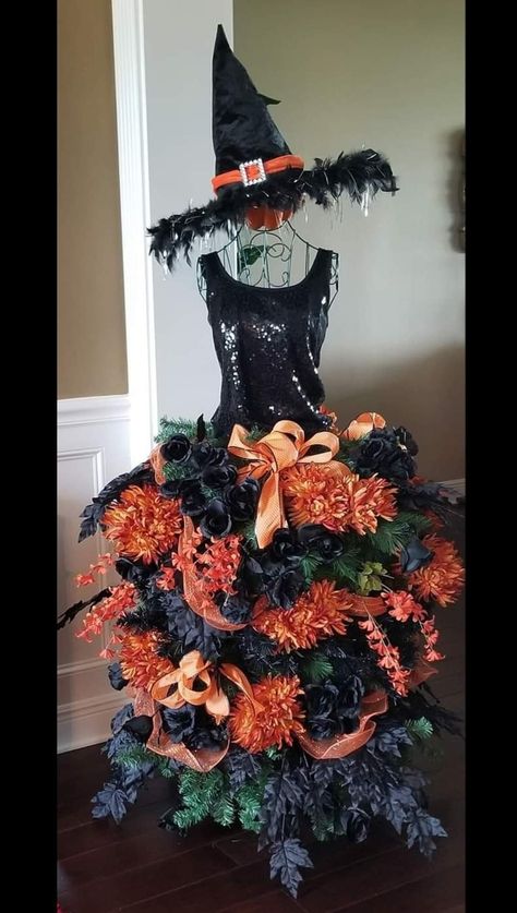 Halloween Maniquin, Christmas Tree Dress Mannequin, Manequin Ideas Decor, Witch Mannequin, Halloween Mannequin, Dress Form Decor, Wire Dress Form, Witch Brooms, Mannequin Decor