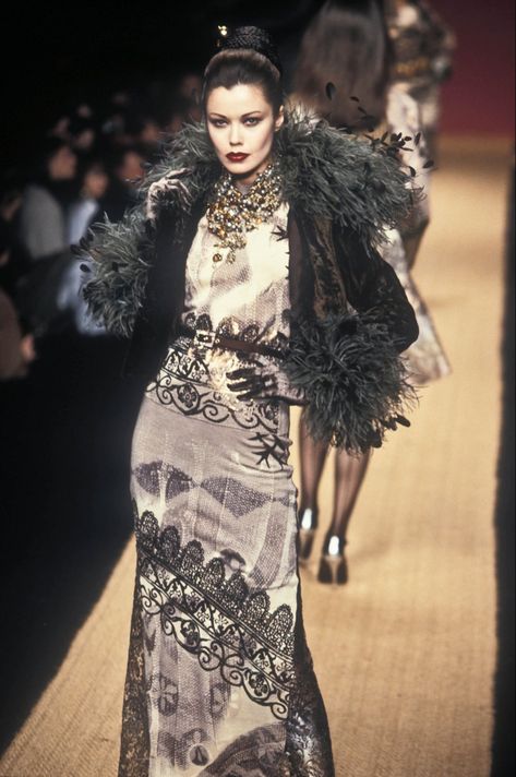 Christian Lacroix Runway, Goth Haute Couture, Christian Lacroix Haute Couture, Black Gothic Dress, Vintage Couture, Fashion Catalogue, Textiles Fashion, Diva Fashion, Christian Lacroix