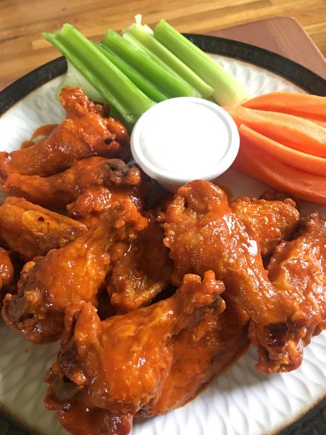 Buffalo Wings Aesthetic, Boneless Buffalo Wings, Wings Buffalo, Eating Photography, Soul Food Dinner, Food Babe, Food Therapy, Hot Wings, Buffalo Wings